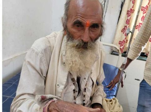 मालकाच्या अंगावर आला बिबट्या, म्हशीने घेतले शिंगावर अन् वृद्धाचे केले रक्षण