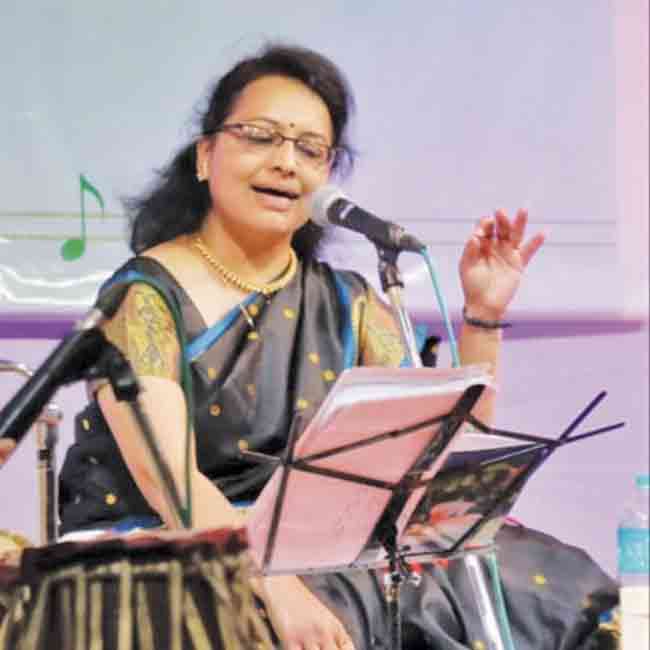 पाऊस पडतो रिमझिम बाई…