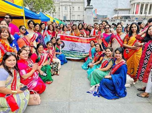 London Saree Walkathon : लंडनच्या रस्त्यांवर भारतीय मोड ऑन; साड्या नेसून महिलांचा साडी वॉकेथॉन...