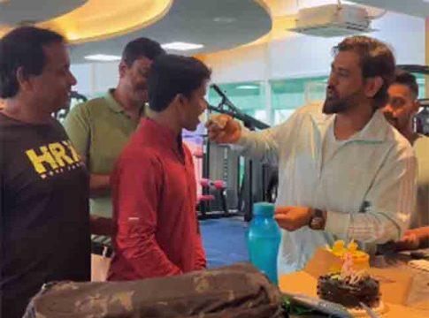 MS Dhoni : ‘कोण खाणार आणि कोण डाएटवर : एमएस धोनी