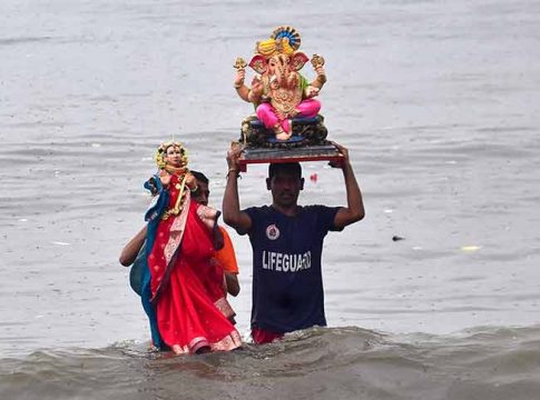 गौरी-गणपतींचे उत्साहात विसर्जन