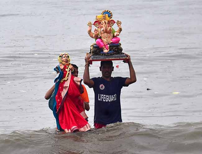 गौरी-गणपतींचे उत्साहात विसर्जन