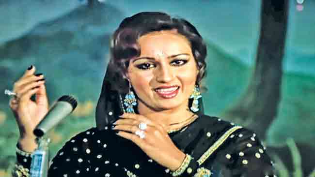 Bollywood song : शीशा हो या दिल हो…