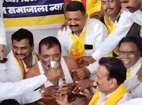 Dhangar reservation : गिरीश महाजनांनी शब्द दिला आणि धनगरांनी उपोषण मागे घेतले