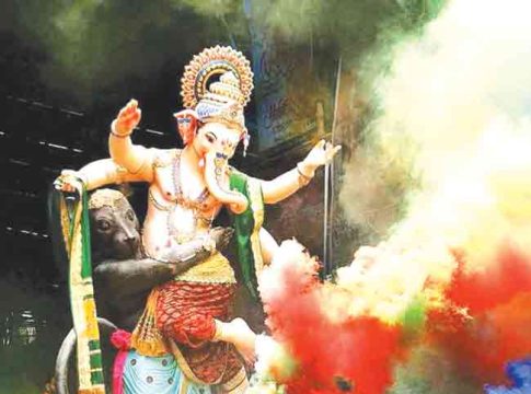 आले गणराया... रंगी नाचतो...
