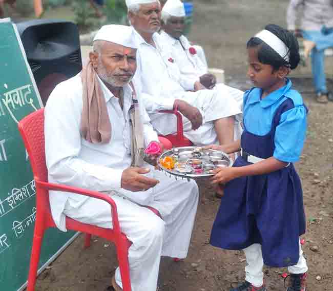 दातली जि. प. प्राथमिक शाळेत आजी आजोबा दिवस साजरा