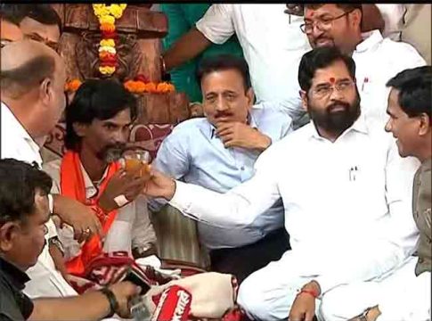 मुख्यमंत्र्यांच्या शिष्टाईनंतर जरांगेंचे उपोषण मागे, पण...