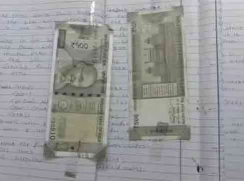 Nanded Exam misbehaviour : मला पास करा... विद्यार्थ्याने चक्क उत्तरपत्रिकेत चिकटवल्या पाचशेच्या नोटा