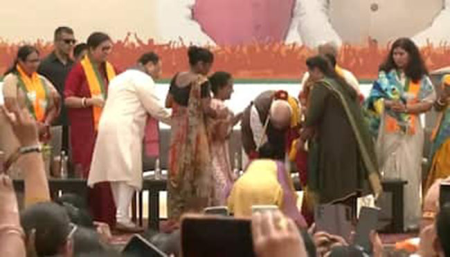 Video : पंतप्रधान नरेंद्र मोदी महिलांसमोर नतमस्तक