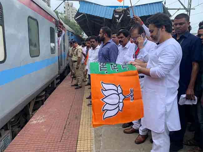 BJP Express by Nilesh Rane : गणपती बाप्पा मोरया! विशेष ‘भाजप एक्स्प्रेस’ने चाकरमानी कोकणात रवाना…