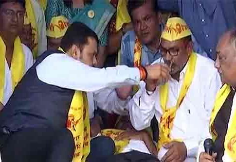 OBC Reservation : अखेर २१ दिवसांनी ओबीसी समाजाचं उपोषण मागे; फडणवीसांच्या हस्ते केलं जलप्राशन