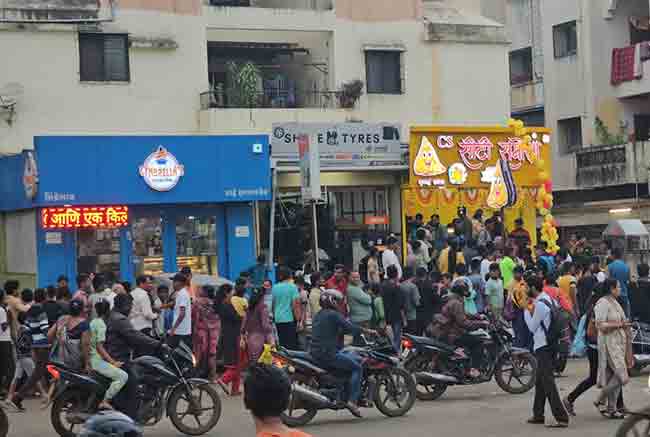 एक रुपयात चहा, दोन रुपयात समोस्यासाठी खवय्यांची उसळली गर्दी