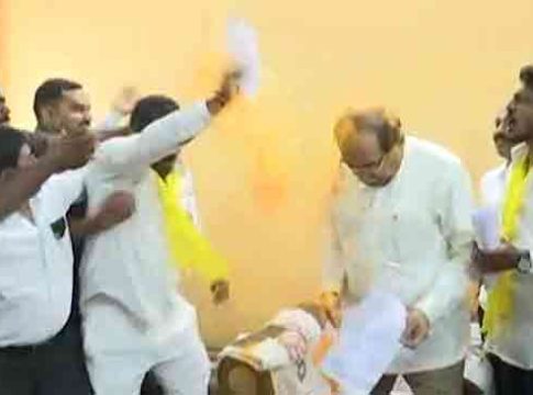 Dhangar Reservation : धनगर आरक्षणाच्या मागणीसाठी पालकमंत्री विखेपाटलांवर चक्क भंडारा उधळला