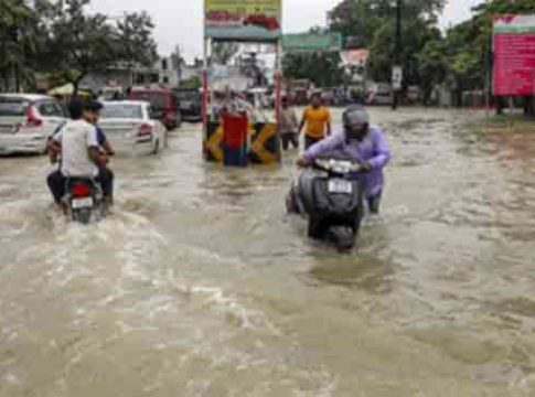 UP rain updates : उत्तर प्रदेशात पावसाचा कहर; आतापर्यंत १९ जणांना गमवावा लागला जीव
