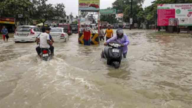 UP rain updates : उत्तर प्रदेशात पावसाचा कहर; आतापर्यंत १९ जणांना गमवावा लागला जीव