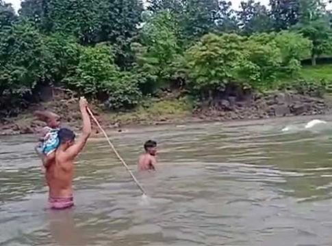 नदीवर पूल नसल्याने नागरिकांचा जीवघेणा प्रवास