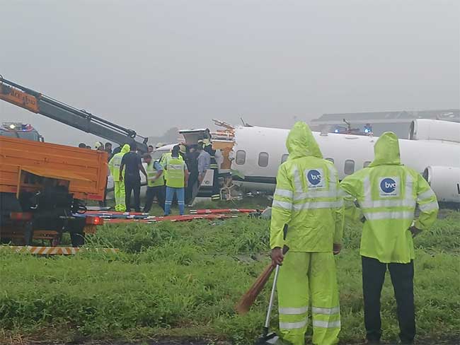 Charter plane: मुंबई एअरपोर्टवर चार्टर प्लेनला अपघात, २ जखमी