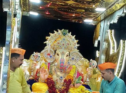 वाडा शहरातील गणेशघाट येथे गणरायाचे विसर्जन