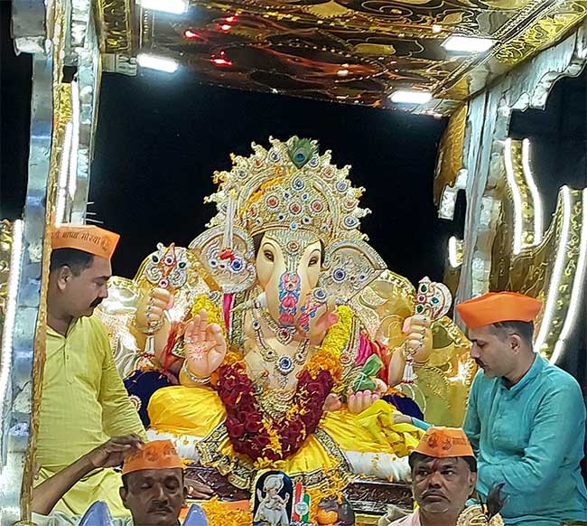 वाडा शहरातील गणेशघाट येथे गणरायाचे विसर्जन