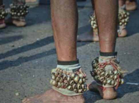 एक अनोखी प्रथा..., पायाला घुंगरू बांधुन नाचल्याशिवाय होत नाही मान्य