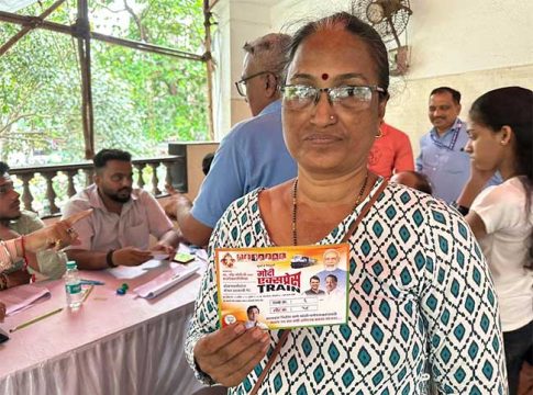 कोकणातील चाकरमान्यांना आमदार नितेश राणेंच्या मोदी एक्सप्रेसचे तिकीट वाटप