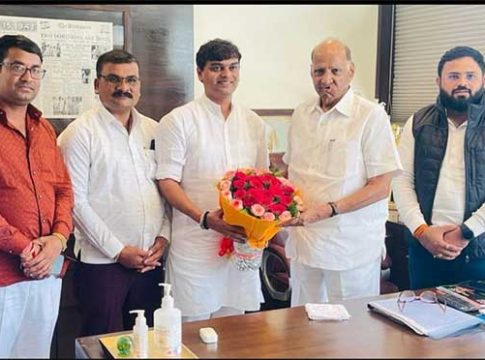 माजी आमदार योगेश घोलप यांनी घेतली शरद पवारांची भेट, बबन घोलप यांच्या भूमिकेवर लक्ष