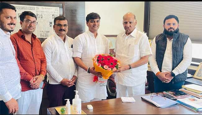 माजी आमदार योगेश घोलप यांनी घेतली शरद पवारांची भेट, बबन घोलप यांच्या भूमिकेवर लक्ष