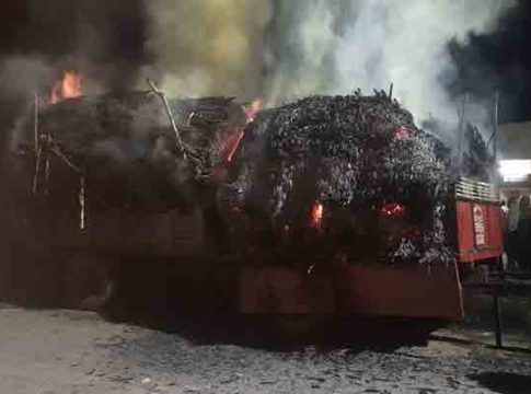 चारा भरलेल्या ट्रॅक्टरच्या ट्रॉलीला भीषण आग