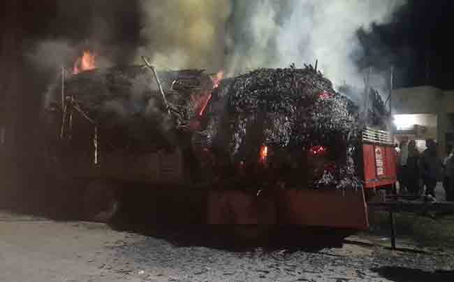चारा भरलेल्या ट्रॅक्टरच्या ट्रॉलीला भीषण आग