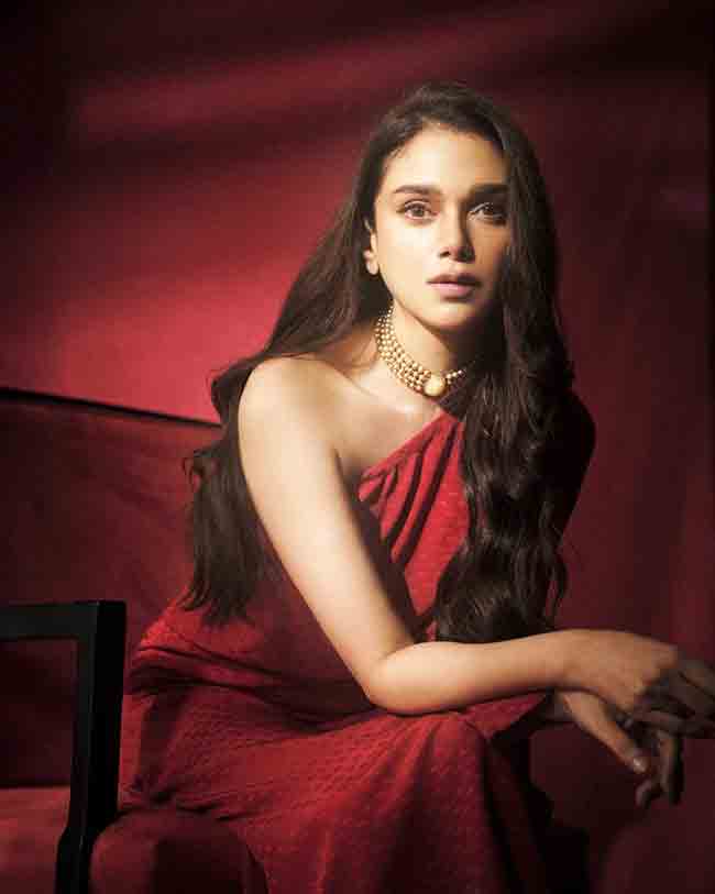 Aditi Rao Hydari : फॅशन आयकॉन आदिती राव हैदरीच्या मनमोहक अदा!