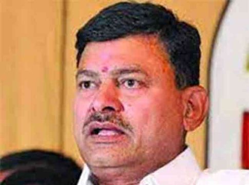 Maratha Andolan : सदावर्तेंनंतर मराठा आंदोलकांकडून ठाकरे गटाच्या माजी आमदाराच्या गाडीची तोडफोड