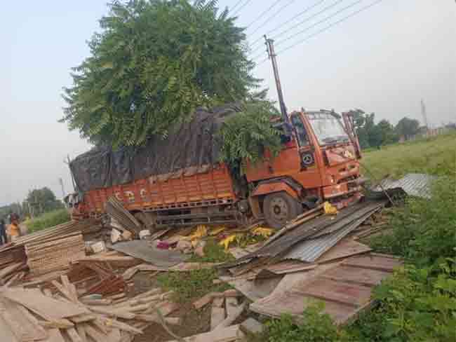 Buldhana Accident : रस्त्याच्या कडेला झोपलेल्या मजुरांना भरधाव ट्रकने चिरडले…