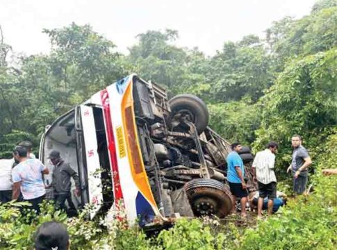 Goa Bus accident : नियंत्रण सुटलं आणि चालक जागीच ठार... गोव्यात बसचा भीषण अपघात!