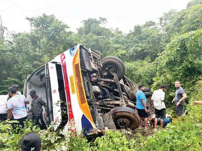 Goa Bus accident : नियंत्रण सुटलं आणि चालक जागीच ठार… गोव्यात बसचा भीषण अपघात!