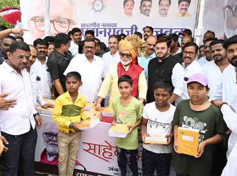 Chhagan Bhujbal Birthday : छगन भुजबळ यांच्या वाढदिवसानिमित्त गरजू शालेय विद्यार्थ्यांना १००० वह्यांचे वाटप