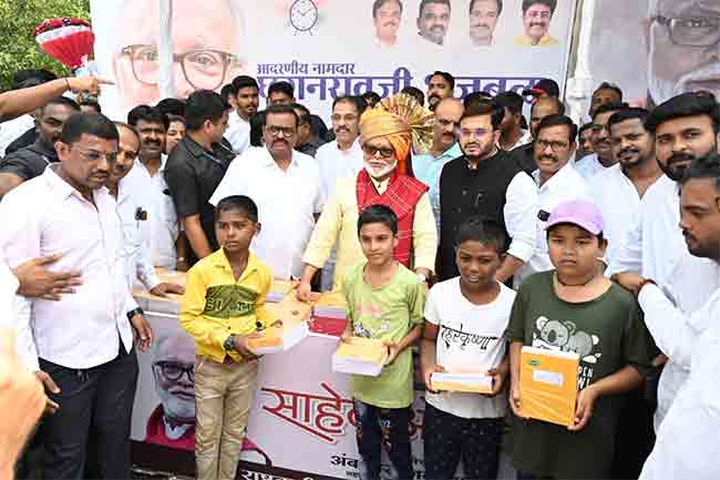 Chhagan Bhujbal Birthday : छगन भुजबळ यांच्या वाढदिवसानिमित्त गरजू शालेय विद्यार्थ्यांना १००० वह्यांचे वाटप