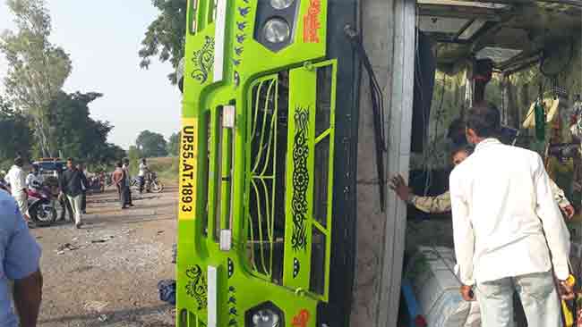 Dhule accident News : धुळे शहरालगत आराम बस उलटून अपघात; वीस प्रवासी जखमी