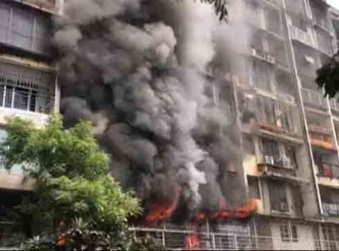 Kandivali fire news : कांदिवलीतील इमारतीला भीषण आग; दोघांचा मृत्यू तर तीन जण जखमी