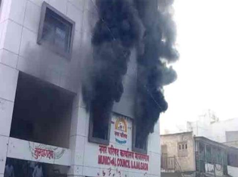 Majalgaon Nagarparishad burnt : मराठा आंदोलकांनी माजलगाव नगरपरिषद पेटवली!