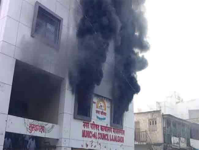 Majalgaon Nagarparishad burnt : मराठा आंदोलकांनी माजलगाव नगरपरिषद पेटवली!