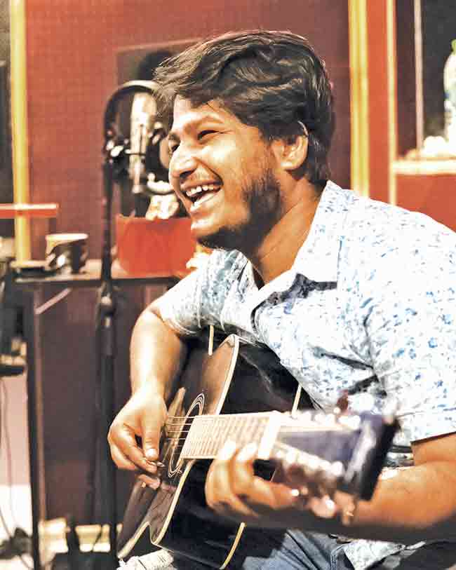 Musician Hrishi. B. : संगीतकलेचा उपासक ऋषी