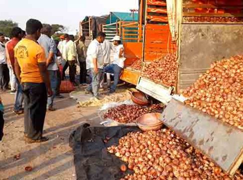Onion price : कांद्याचे दर दोन हजार रुपयांनी घसरले; शेतकरी हवालदिल!