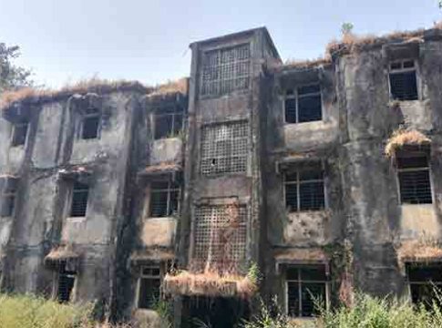 पेण पोलीस वसाहत अडकली सरकारी कचाट्यात