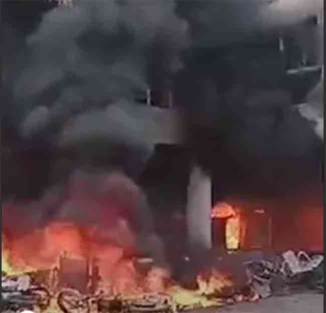 Prakash Solanke house burnt : मराठा आंदोलकांनी आमदाराचे घर पेटवले!