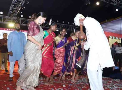 Sai Tamhankar : अभिनेत्री सई ताम्हणकरने धरला तारपा नृत्यावर ठेका