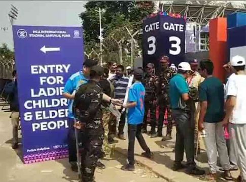 World Cup 2023 : पुण्यात काळे कपडे घालून वर्ल्डकप बघायला आलेल्या प्रेक्षकांना पोलिसांनी अडवलं