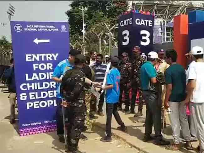 World Cup 2023 : पुण्यात काळे कपडे घालून वर्ल्डकप बघायला आलेल्या प्रेक्षकांना पोलिसांनी अडवलं
