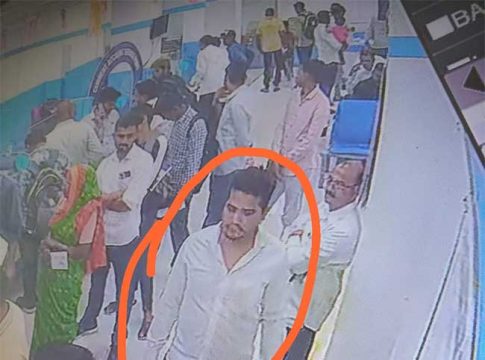 टोमॅटो सॉस टाकून महिलेची लूट