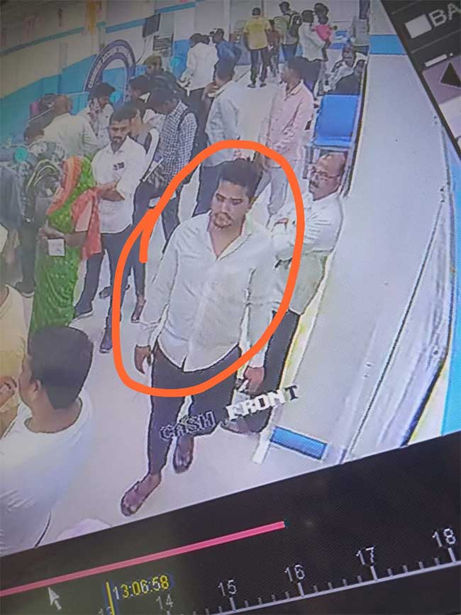 टोमॅटो सॉस टाकून महिलेची लूट