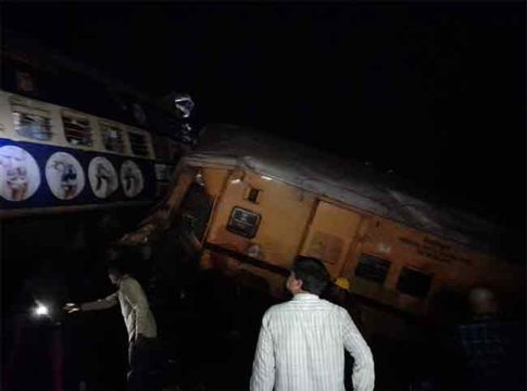 Train Derail: आंध्र प्रदेशमध्ये दोन रेल्वेंची टक्कर, रुळावरून घसरले पॅसेंजर रेल्वेचे ३ डबे